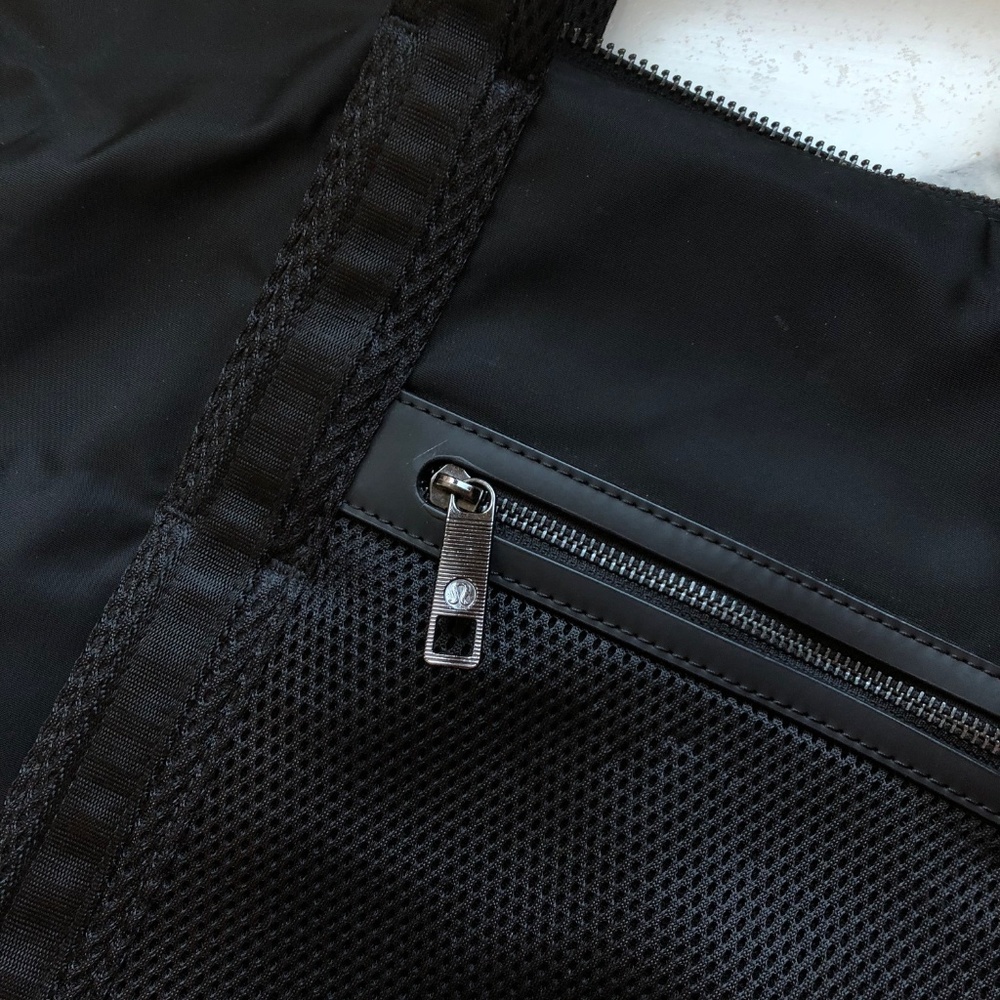 SALE: Lululemon Athletica Everywhere Tote Black - Picture 4 of 6